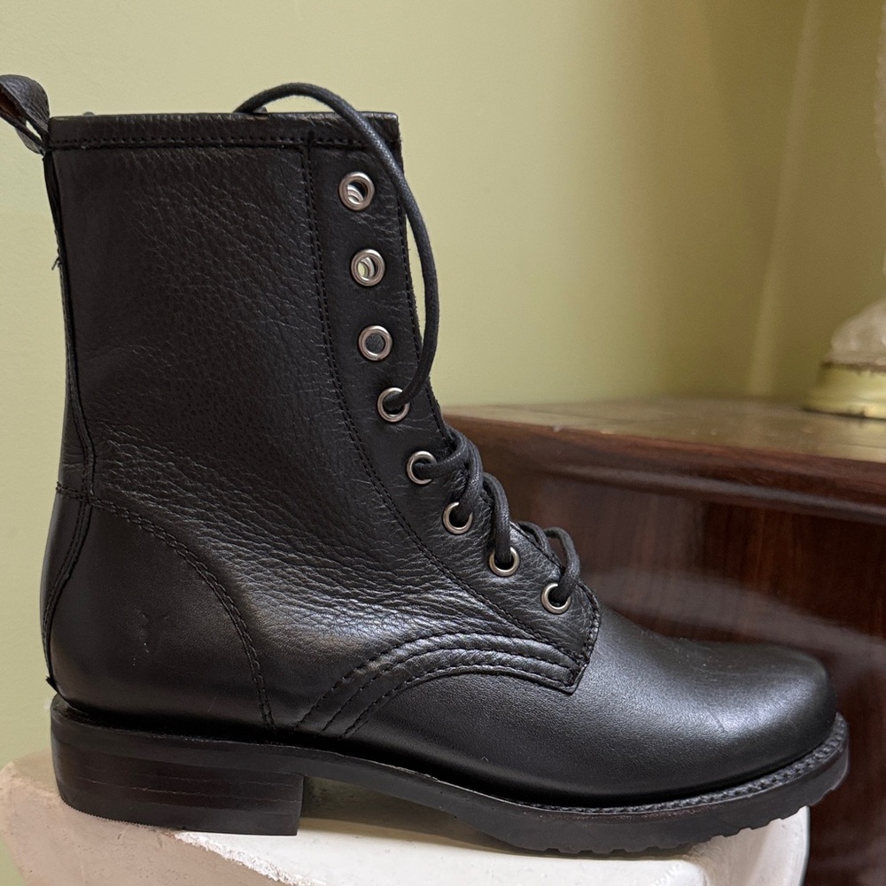Frye Black leather Veronica Flex Combat Boot (Women) size 7 B H53N8